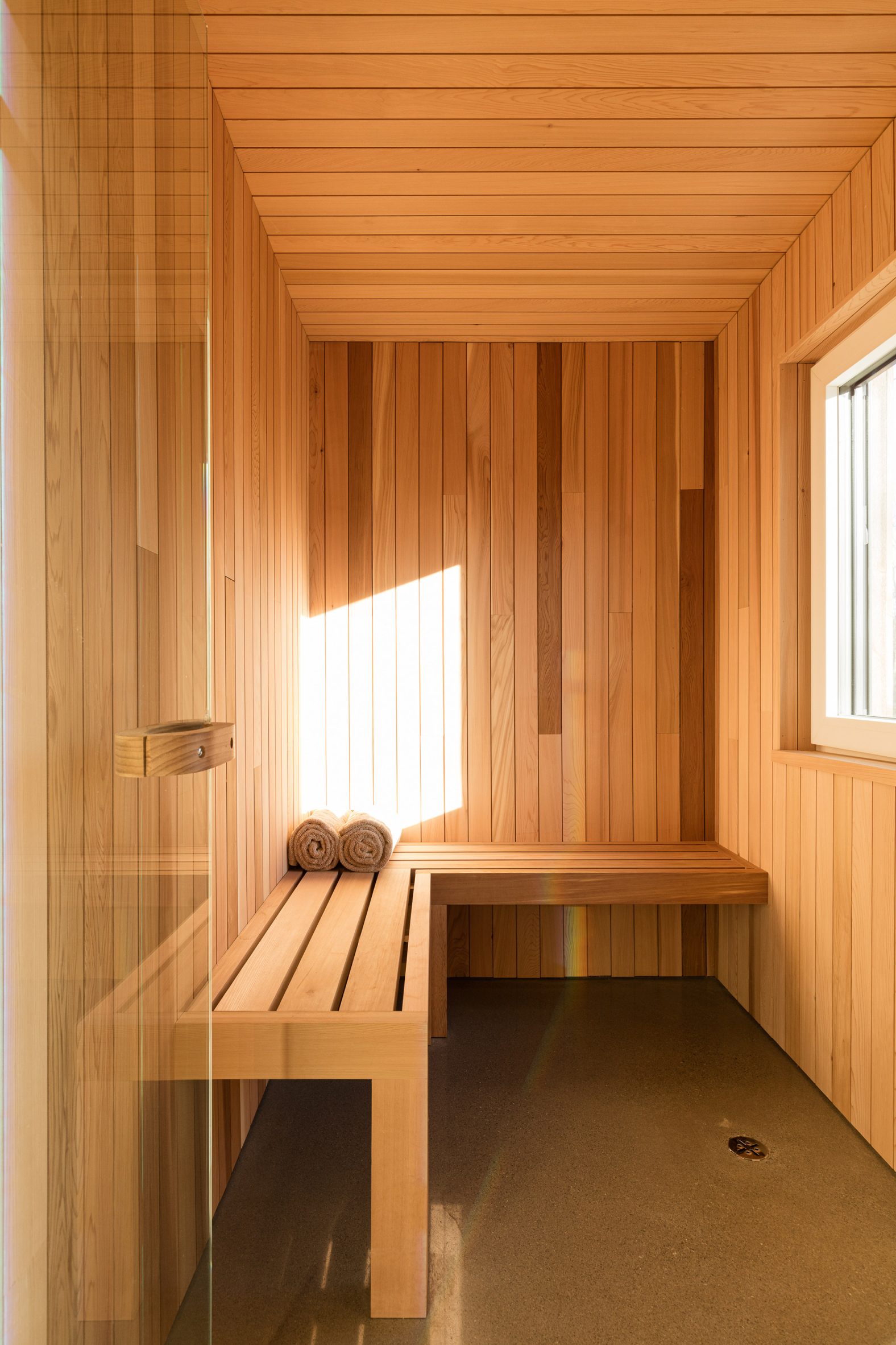 Ngoài ra KTS cũng thiết kế riêng một phòng xông hơi khô bằng gỗ với băng ghế ngồi hình chữ L để các thành viên tận hưởng cảm giác spa tại gia.