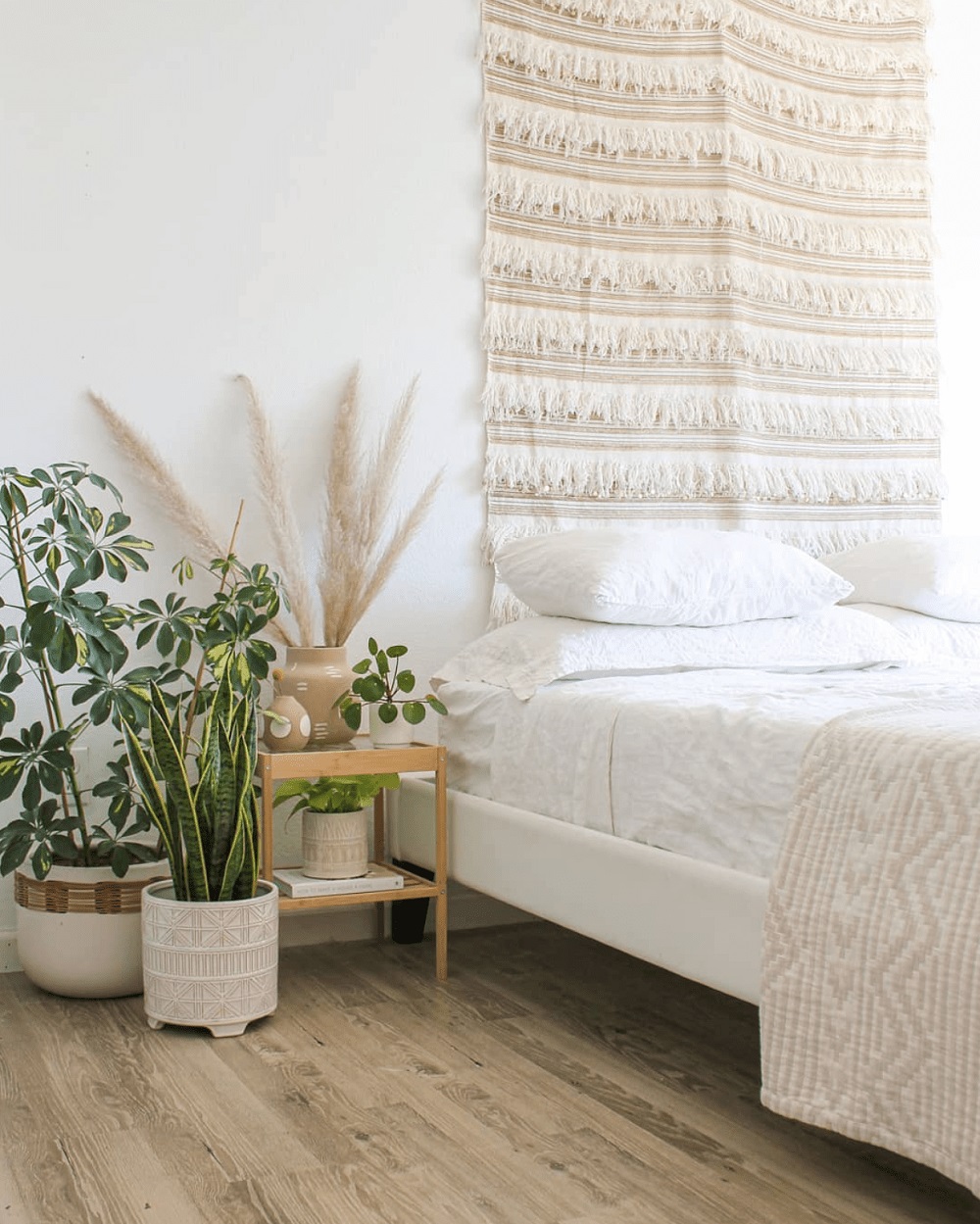 Một tấm thảm dệt thủ công treo tường đầu giường và cỏ pampas sẽ tô điểm cho phòng ngủ thật xinh mà chẳng cần bổ sung quá nhiều màu sắc rực rỡ đúng không nào?