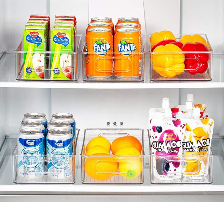 Công việc lưu trữ trong tủ lạnh cũng dễ dàng hơn rất nhiều nếu bạn sắm một bộ khay đựng phân loại đồ ăn thức uống như thế này. Chúng được làm bằng vật liệu nhựa trong suốt nên bạn không cần phải dán nhãn bên ngoài.