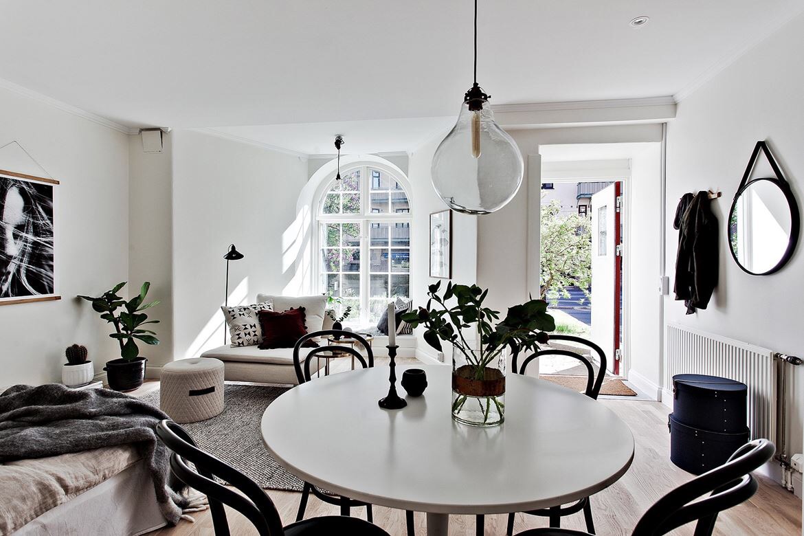 Vì diện tích vỏn vẹn 31m² nên NTK nội thất đã lựa chọn bố cục thiết kế mở với gam màu trắng chủ đạo để phù hợp với phong cách Scandinavian thanh lịch.