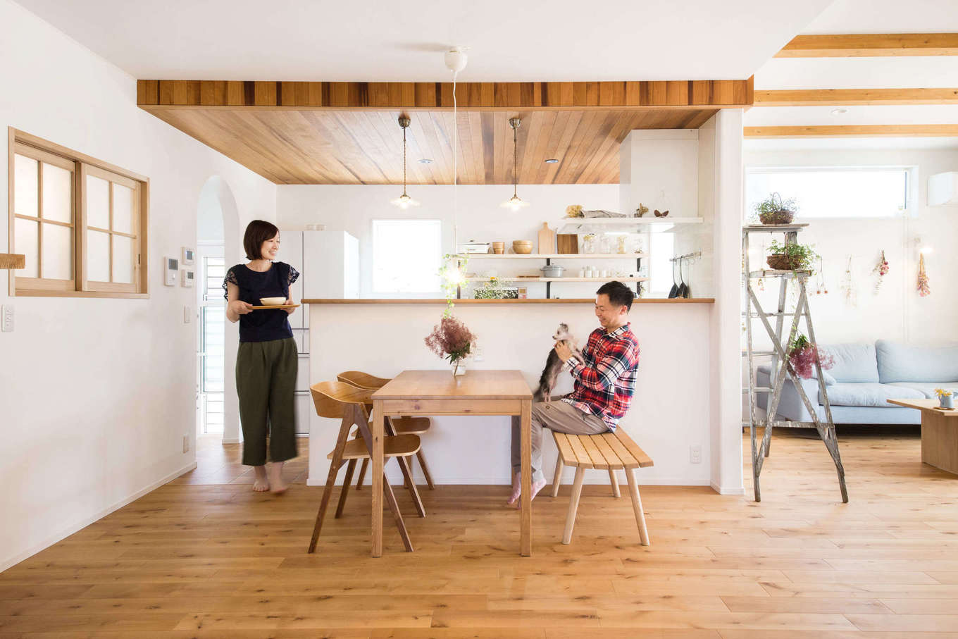 Ngôi nhà thiết kế "chill" như quán cà phê, chồng Nhật làm quà dành tặng vợ