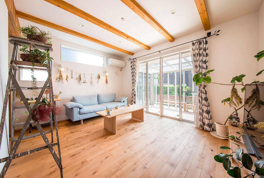 Không gian thoáng sáng với cửa kính trượt trong suốt, kết nối không gian trong - ngoài ngôi nhà. Sàn gỗ ấm áp tạo sự tương phản nhẹ nhàng với sơn tường trắng ấm.