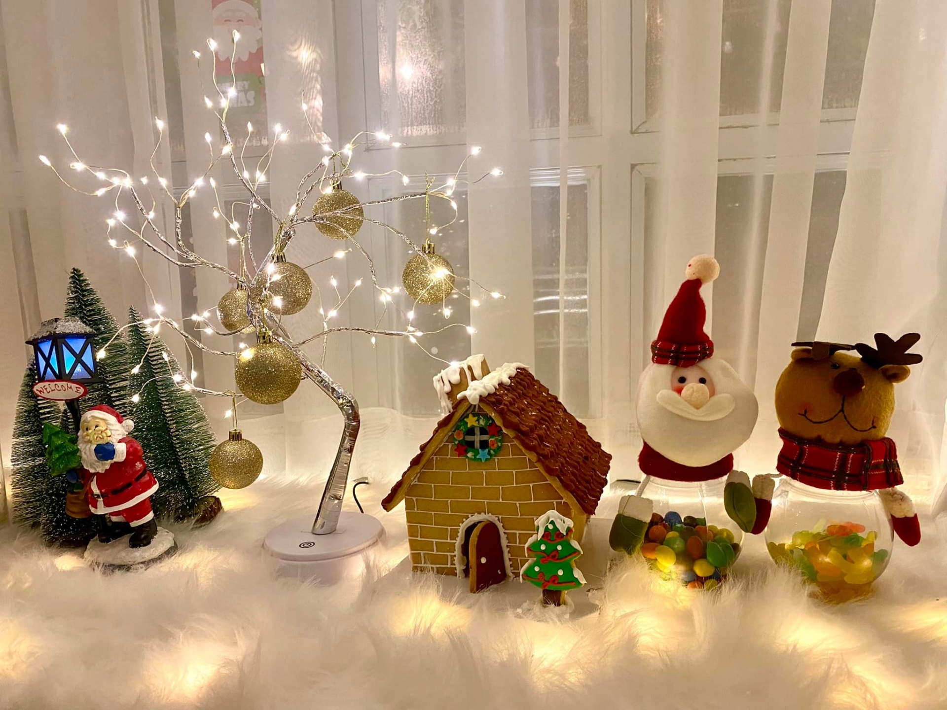 Ngôi làng Giáng sinh với cây thông lấp lánh, nhà bánh gừng, người tuyết đựng đầy kẹo.