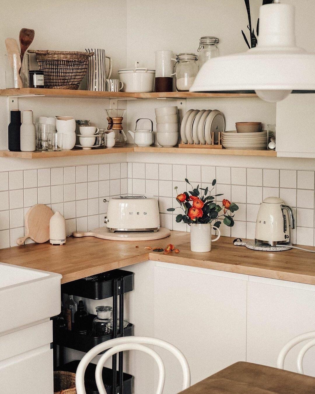 Phòng bếp nhỏ gọn, phù hợp với bố cục căn hộ, đặc biệt là dãy kệ mở cũng được thiết kế chữ L để tăng không gian lưu trữ mà không cần sử dụng hệ thống tủ bếp trên.