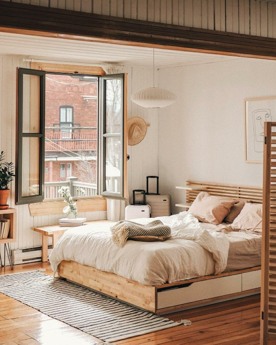 Phòng ngủ dễ thương với thiết kế giường thấp sàn kết hợp ngăn lưu trữ, đầu giường kiểu những thanh lam gỗ kết hợp kệ gắn lên trực tiếp thay cho táp đầu giường quen thuộc.