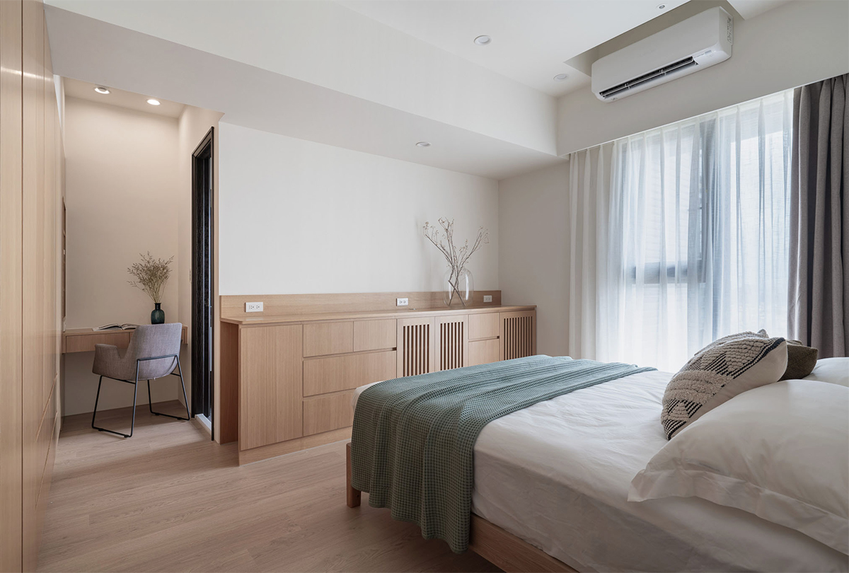 Phòng ngủ của cặp đôi cũng thiết kế theo phong cách tối giản với giường nệm êm ái, tủ lưu trữ gỗ nổi bật trên nền tường trắng sáng.