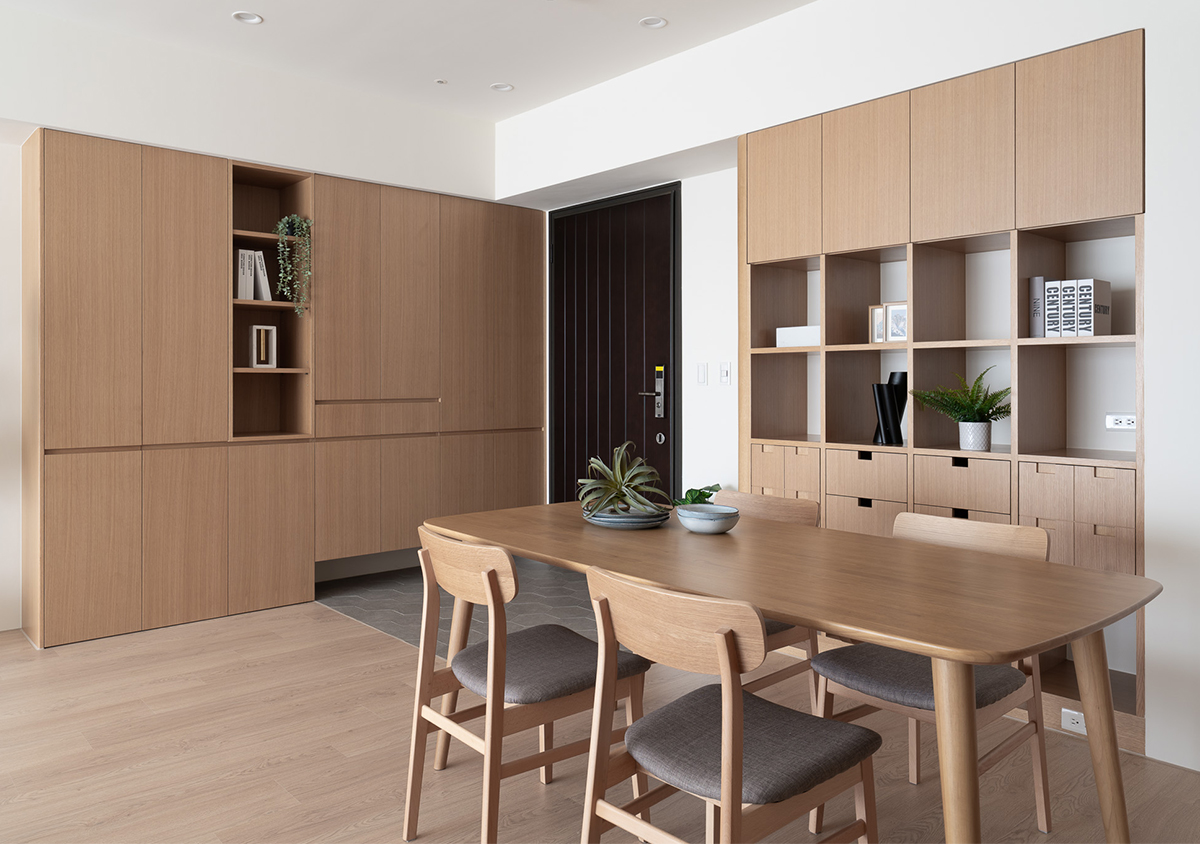 Phòng ăn và phòng khách được thiết kế mở để tạo sự thông thoáng. Bộ bàn ghế gỗ với những đường bo tròn mềm mại cho cảm giác gần gũi, ấm áp.