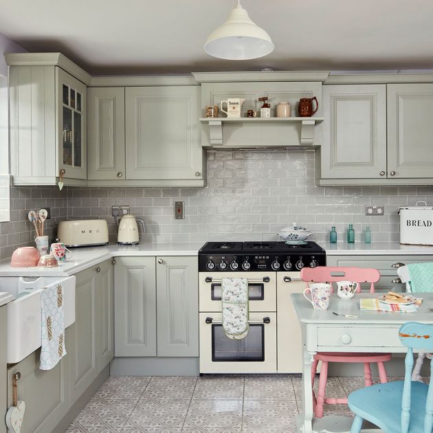 Màu sơn dành cho hệ thống tủ bếp là màu xanh của lá xô thơm, tương phản nhẹ nhàng với gạch xám ốp tường.