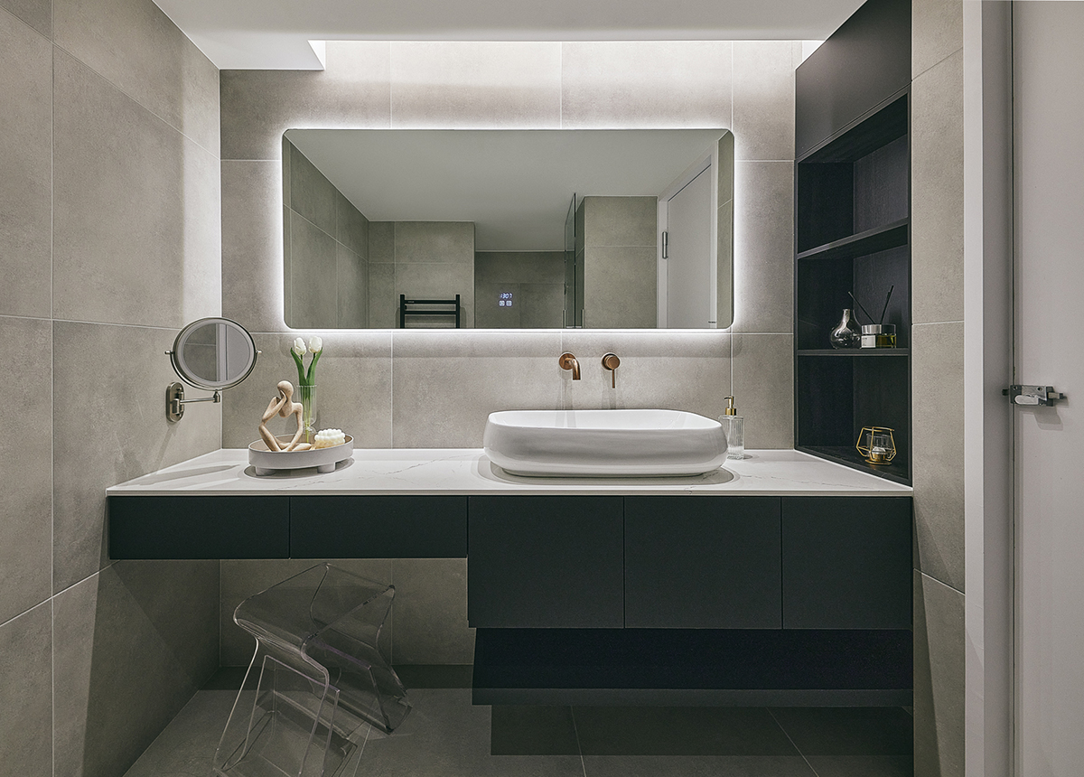 Phòng tắm sử dụng gam màu xám - đen sang trọng, tấm gương hình chữ nhật kết hợp đèn Led gắn tường tạo cảm giác về một không gian rộng hơn so với diện tích thật.