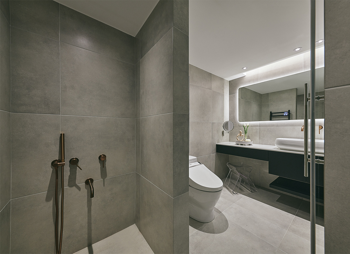 Buồng tắm đứng và nhà vệ sinh bằng một phần tường đủ để tạo sự riêng tư nhưng không tạo cảm giác bí bách chật chội. Các chi tiết phần cứng như vòi nước bồn rửa, vòi bồn tắm được mạ vàng đồng sang chảnh.