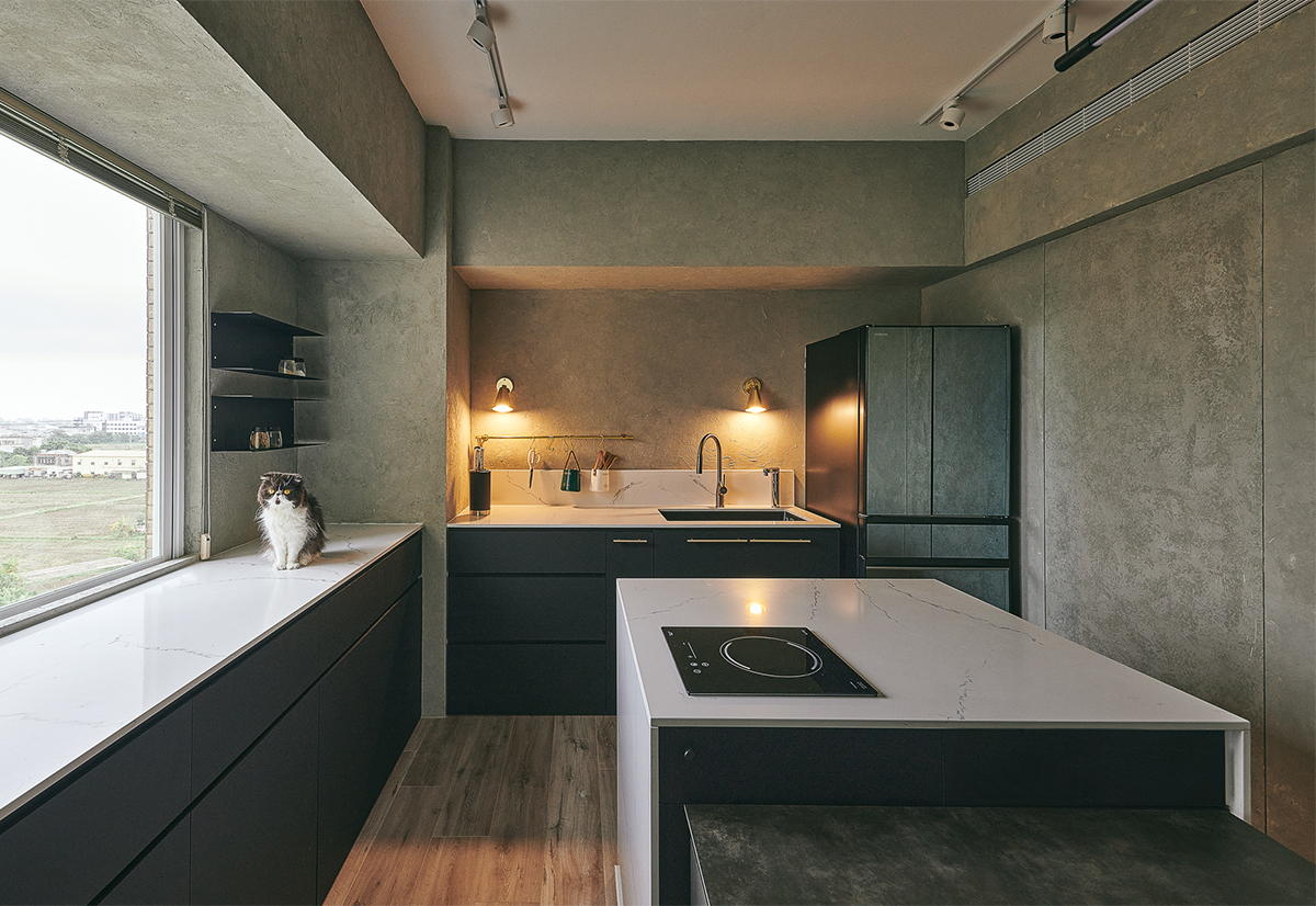 Phòng bếp sử dụng hệ thống tủ lưu trữ màu đen, kết hợp với mặt bàn và khu vực đảo bếp bằng đá cẩm thạch trắng trông cực kỳ sang chảnh.