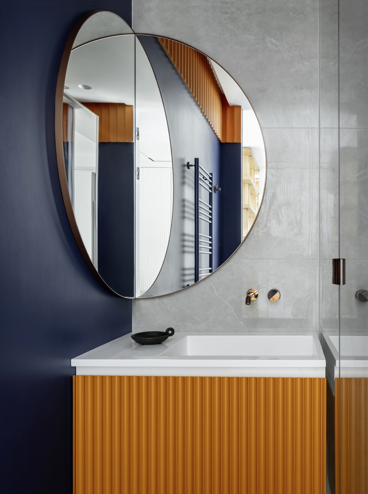 Tấm gương siêu độc đáo lắp đặt ở góc vuông của phòng tắm cũng được sản xuất theo đơn đặt hàng của KTS.