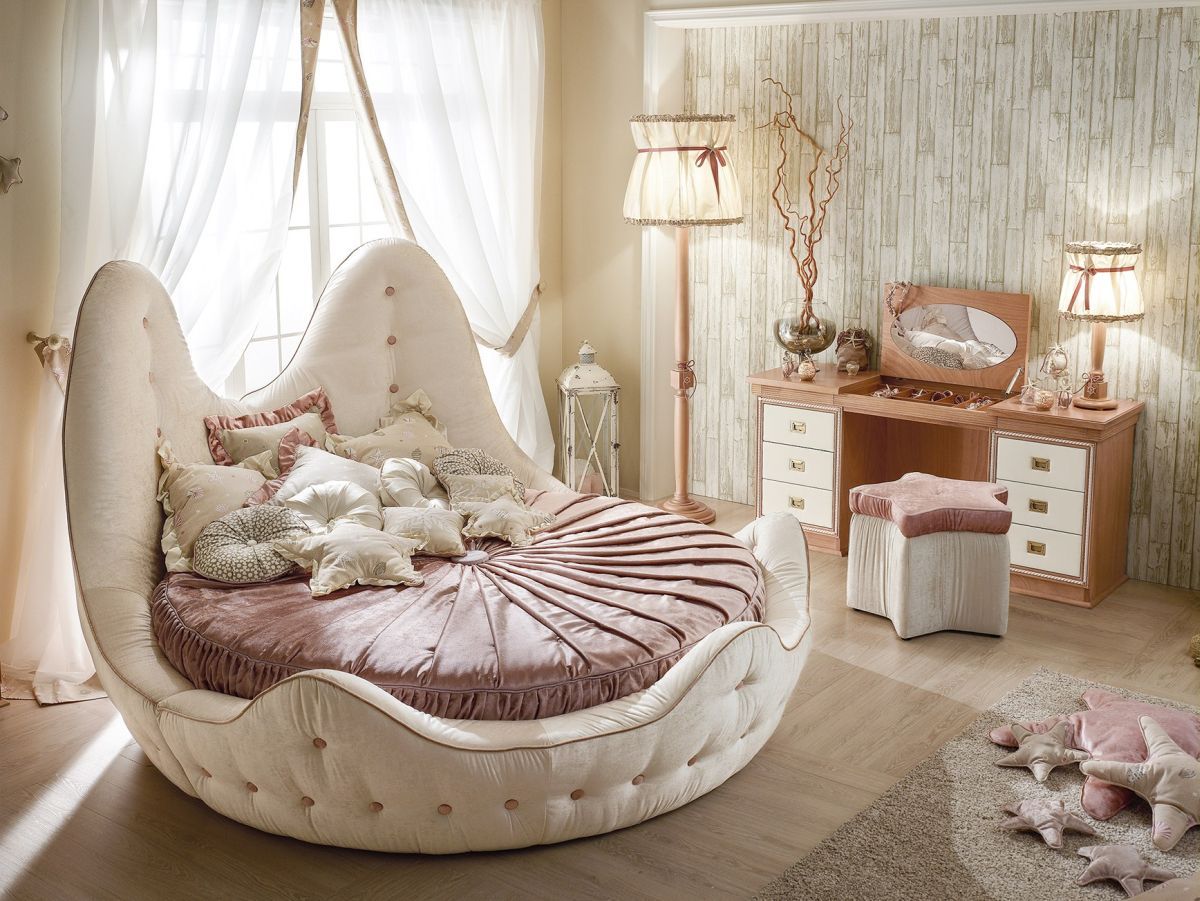 Giường tròn được cấu thành từ nhiều chất liệu khác nhau và hầu hết đều là những chất liệu cao cấp. 