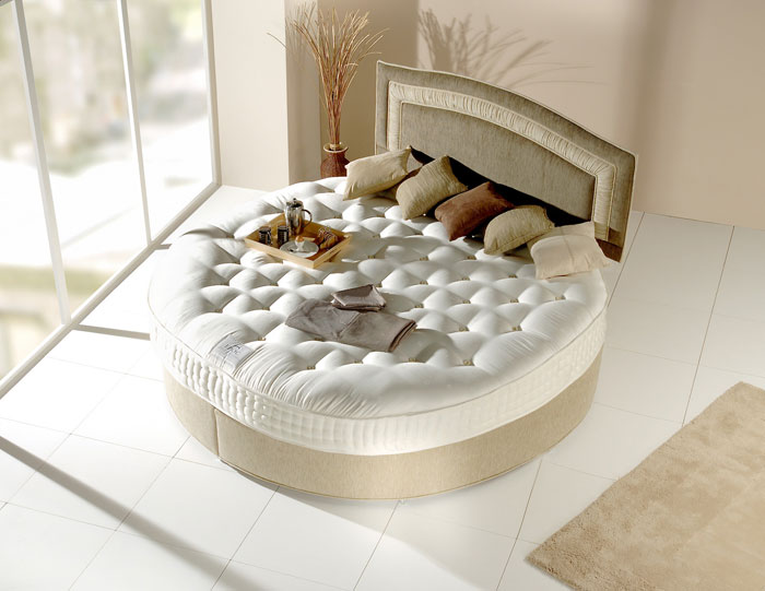 Khác với giường hình chữ nhật có thể linh hoạt chỗ kê thì giường tròn lại đòi hỏi vị trí trung tâm để tạo sự cân đối.