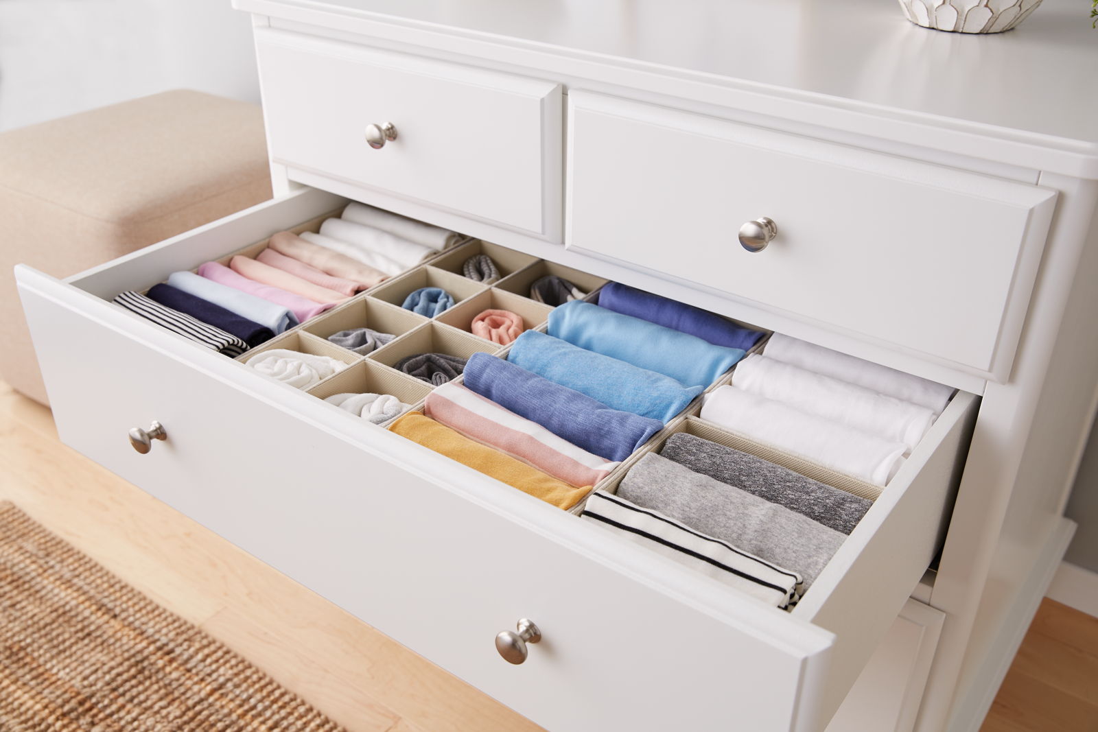 Đi qua tủ quần áo của bạn và chọn lấy một ngăn kéo, lấy mọi thứ ra để phân loại và sắp xếp chúng một cách gọn gàng, khoa học.