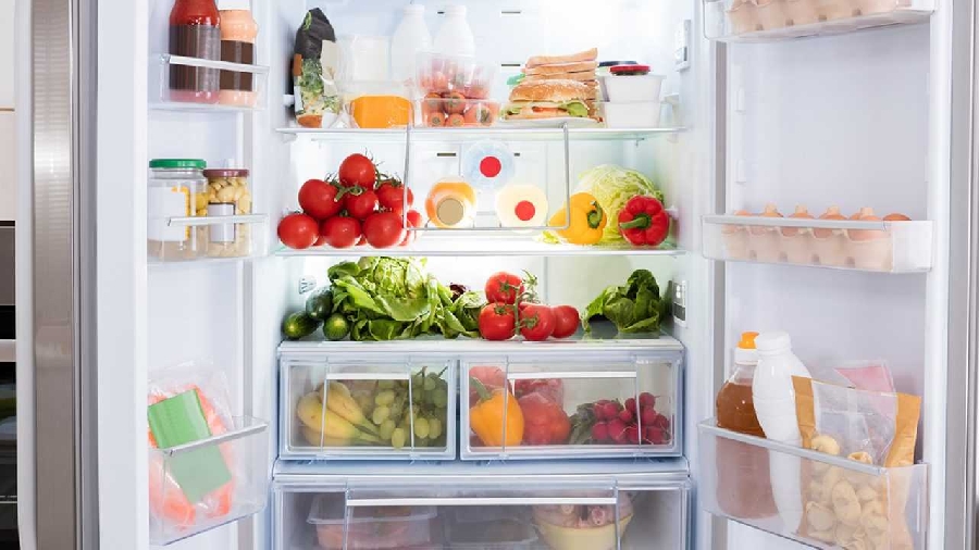Mở tủ lạnh trong phòng bếp và kiểm tra những thực phẩm. Loại bỏ những thứ đã hết hạn, phân loại những những món sắp hết hạn để ưu tiên sử dụng trước. 