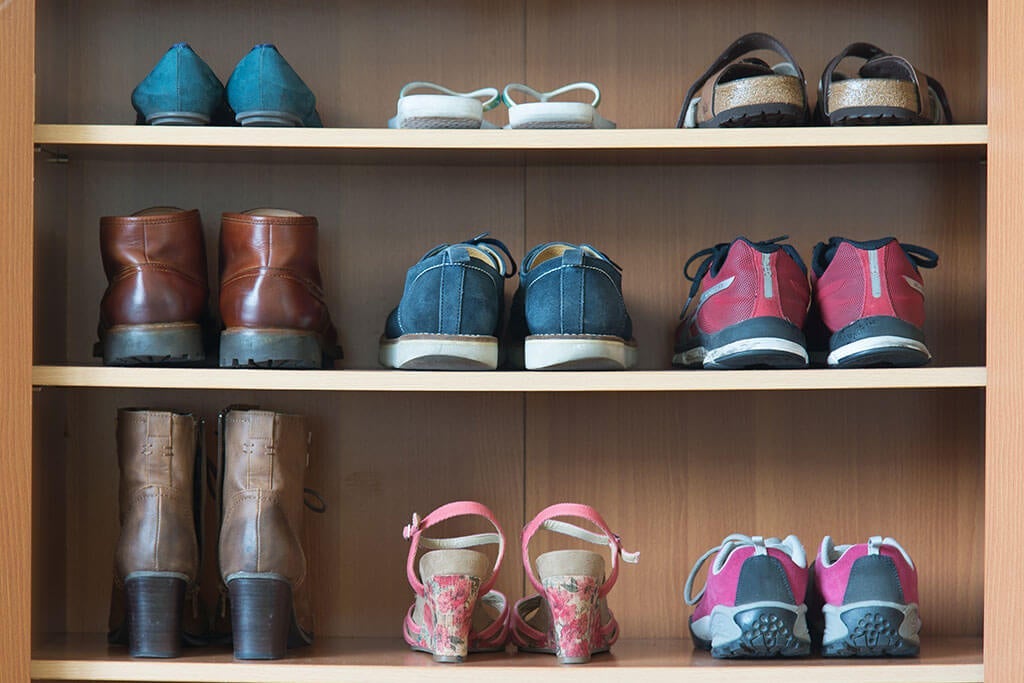 Phân loại giày dép của các thành viên trong nhà như giày đi làm, đi chơi, giày thể thao,... đảm bảo tủ giày được gọn gàng, sạch sẽ và khoa học nhất có thể.