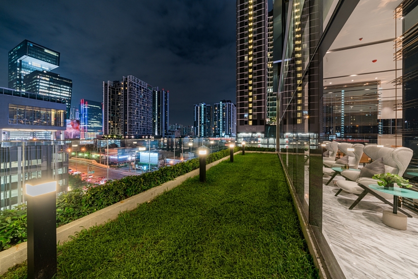 Căn hộ nằm trong khu chung cư cao cấp 29 tầng tại Bangkok, với tầm nhìn thoáng đãng. Từ các căn hộ có thể nhìn ngắm thành phố sôi động lung linh ánh đèn.