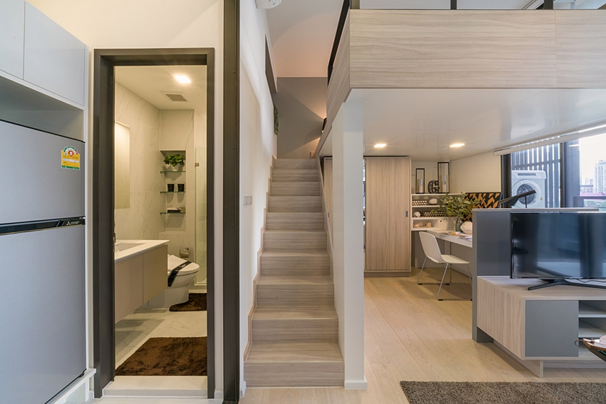 Không gian phòng tắm và nhà vệ sinh được bố trí ở góc căn hộ, bên cạnh cầu thang dẫn lối lên gác lửng. 