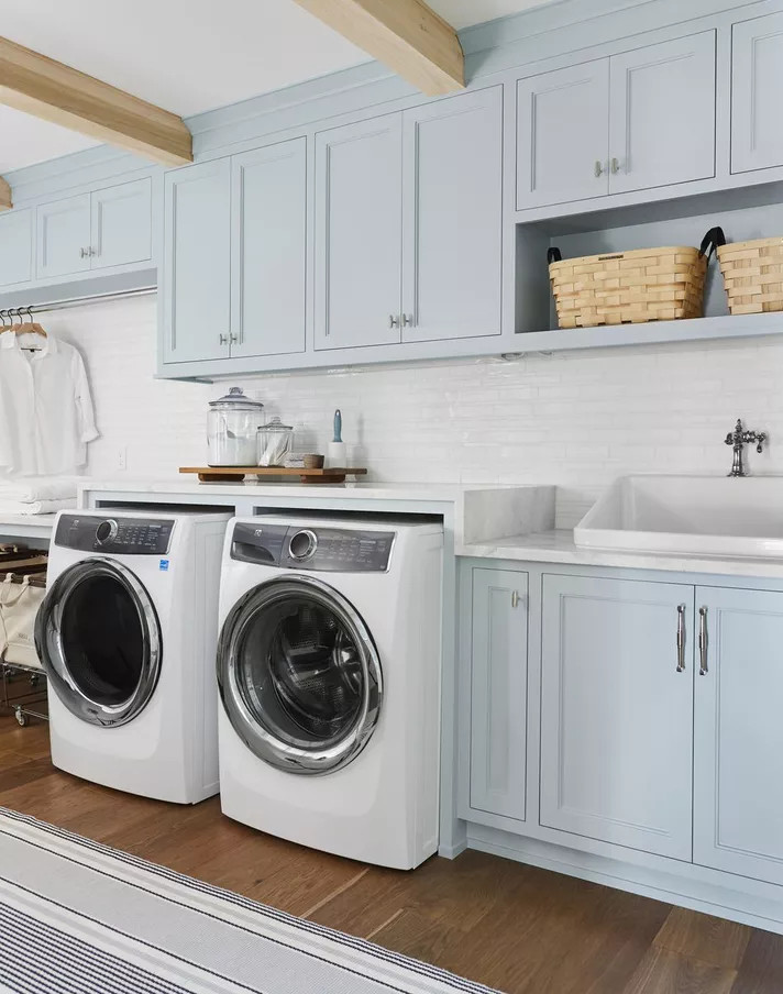 Bột giặt và các loại sản phẩm khác có thể chiếm không gian bởi cách đóng gói cồng kềnh (và không đẹp mắt). Hãy đựng chúng vào các lọ thủy tinh trong suốt, phía trên tủ máy giặt và máy sấy để tiết kiệm không gian và nhìn tinh tế hơn.