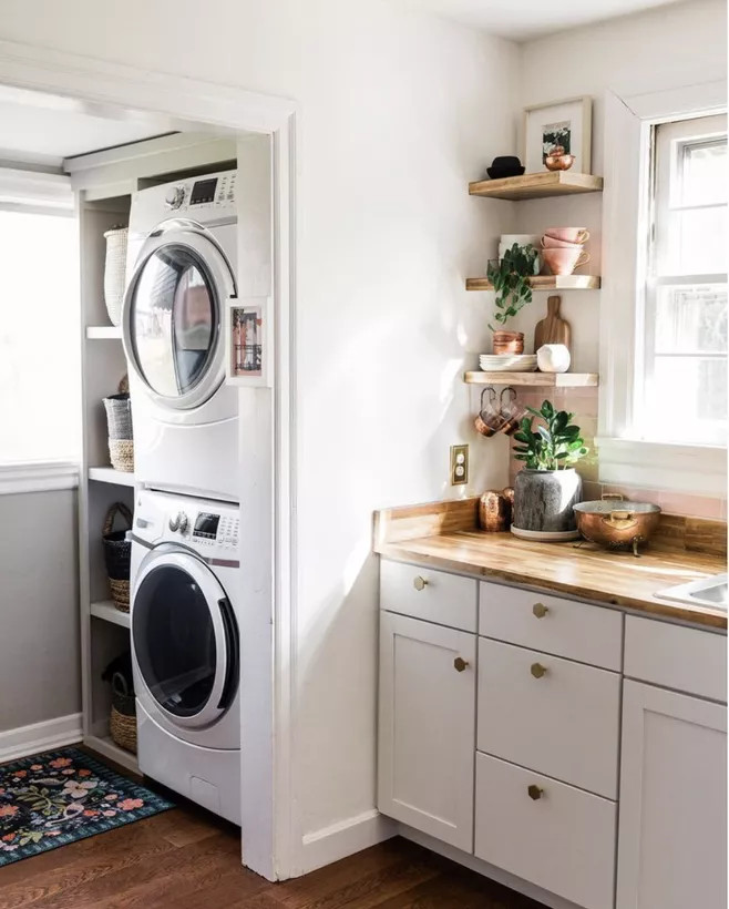 Nếu căn phòng của bạn có diện tích mặt sàn 'khiêm tốn' nhưng đổi lại chiều cao trần thoáng đãng thì có thể xếp chồng máy giặt cửa trước và máy sấy lên nhau để tối ưu hóa từng mét vuông nhà ở.