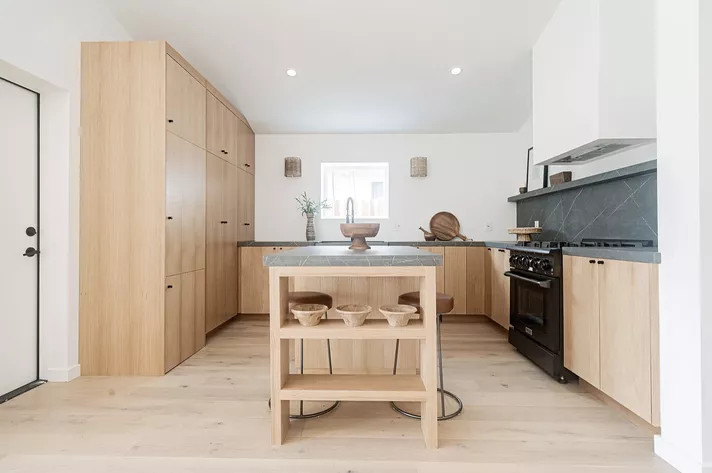 Bạn cũng có thể lựa chọn sàn gỗ công nghiệp để tiết kiệm chi phí thiết kế phòng bếp.
