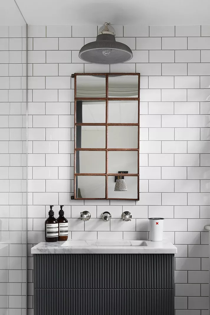 Phòng tắm này có diện tích rất nhỏ nhưng không vì thế mà làm giảm đi sự sáng tạo của các NTK nội thất. Và tấm gương treo tường với khung sắt màu nâu này là một minh chứng rõ nét nhất cho việc biến gương soi thành tác phẩm nghệ thuật độc đáo.