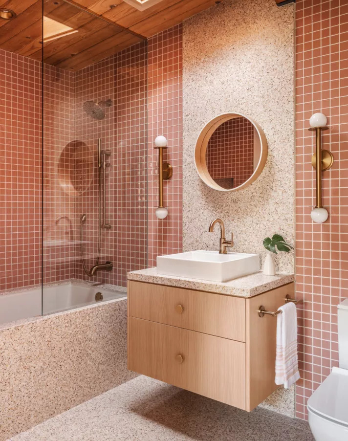 Một phòng tắm đơn sắc không có nghĩa là nó sẽ đơn điệu. Hãy nhìn không gian tràn ngập sắc hồng san hô với gạch mosaic vuông kết hợp gạch họa tiết terrazzo này xem, trông nó thật ngọt ngào và quyến rũ!