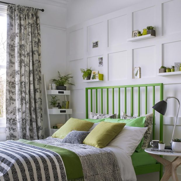 Trong phòng ngủ này, chủ đề hoa lá mùa Xuân với sắc xanh lá cây tươi mát kết hợp với rèm che cửa sổ hoa văn trang nhã, phù hợp với chủ đề khiến căn phòng bừng như lên sức sống mới.