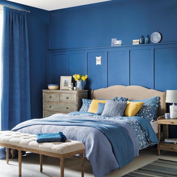 Nếu phòng ngủ ở trên kết hợp nhiều sắc màu tươi trẻ thì đến căn phòng này, chúng ta lại bị thu hút bởi sự đồng điệu của sơn tường và rèm che cửa sổ. Sắc xanh coban thực sự là lựa chọn “điểm 10” để tạo nên cảm giác yên bình, chở che tuyệt đối.