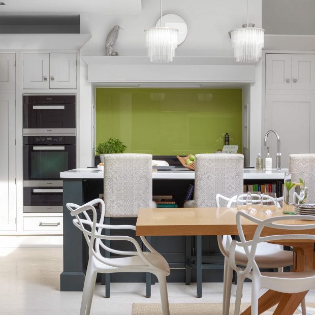 Phòng bếp được thiết kế tiện nghi với tone màu trắng chủ đạo, nổi bật nhất là backsplash màu xanh ô liu với bề mặt sáng bóng.