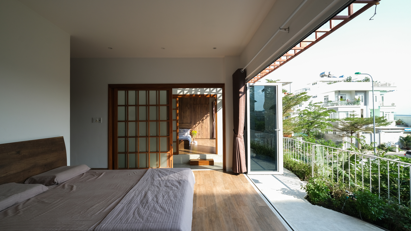 Các phòng ngủ được phân vùng với nhau bằng cửa trượt kiểu Nhật nên tiết kiệm diện tích và trông gọn gàng hơn so với cửa đóng mở thông thường.