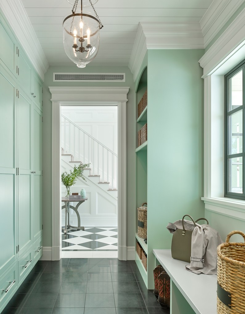 Hành lang của ngôi nhà này gây ấn tượng ngay từ cái nhìn đầu tiên với sắc xanh mint chủ đạo. Hệ thống tủ lưu trữ tiện nghi với chiều cao kịch trần, tương phản nhẹ nhàng với sắc trắng tạo nên một lối ra vào đầy mời gọi.