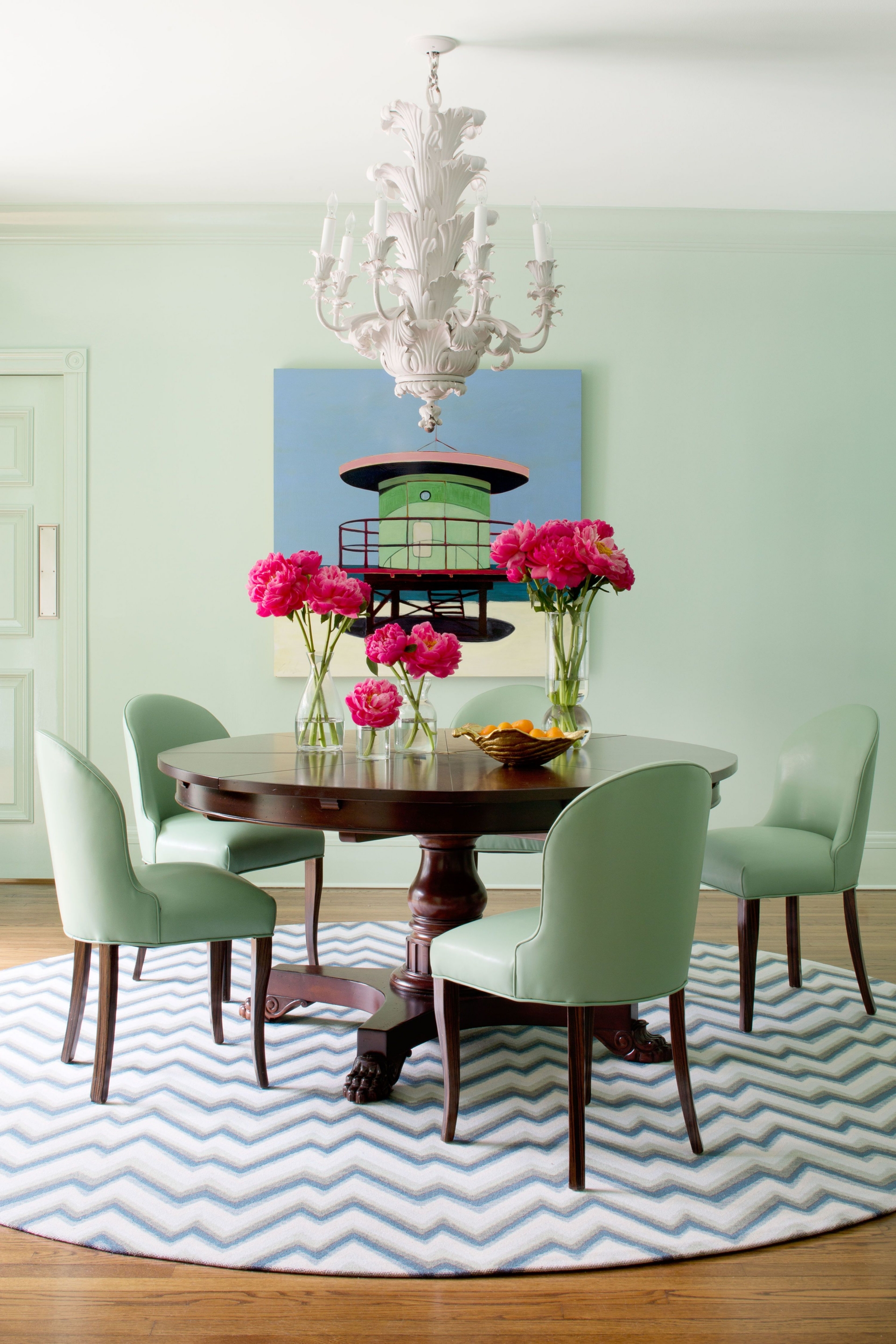 Xanh bạc hà mang một vẻ đẹp nhẹ nhàng, mát mẻ, dễ dàng kết hợp với nhiều sắc màu nội thất xung quanh. Và phòng ăn này đã minh chứng cho việc nó kết hợp rất tối với các sắc thái gỗ nâu trầm ấm, xanh lam và cả màu hồng đậm của hoa tươi.