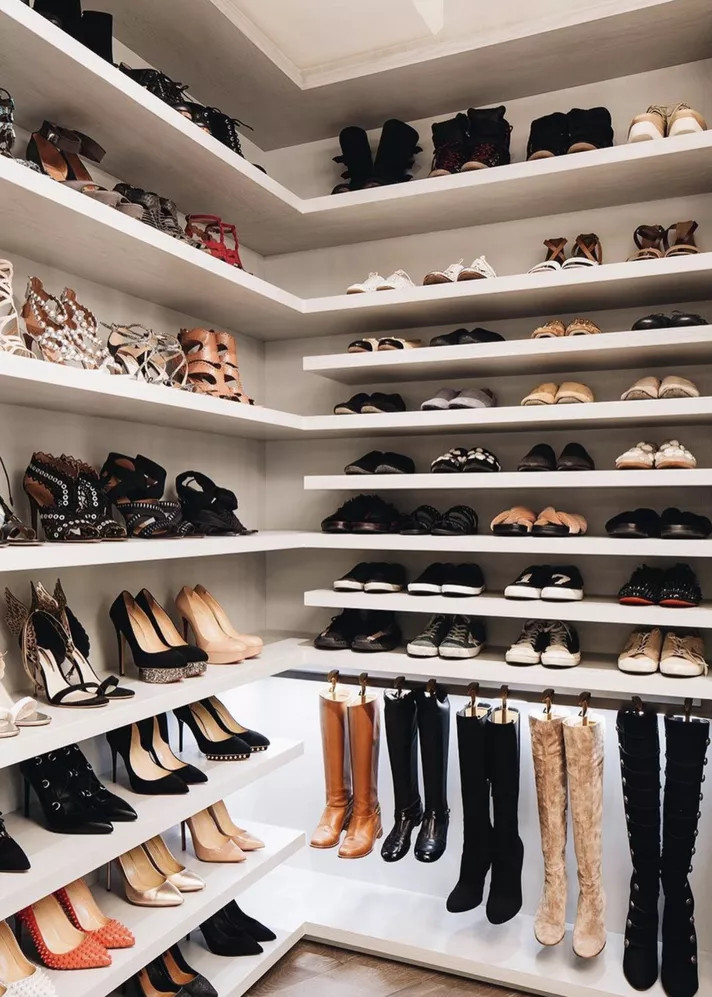 Nếu là cô nàng có niềm đam mê bất tận với giày dép đủ chủng loại thì thiết kế này sẽ là một gợi ý tuyệt vời cho bạn. Sự phân tầng dựa trên kích cỡ chiều cao của giày cho phép bạn tối ưu hóa bề mặt bức tường để lưu trữ.