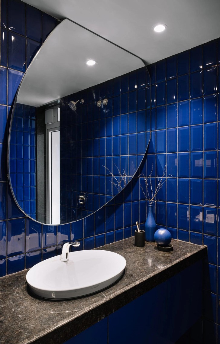 Nếu ở các khu vực mà chúng ta vừa tham quan, sắc xanh coban chỉ đóng vai trò làm điểm nhấn thì đến phòng tắm, nó đã trở thành 'nhân vật chính' với gạch ốp tường bóng loáng!