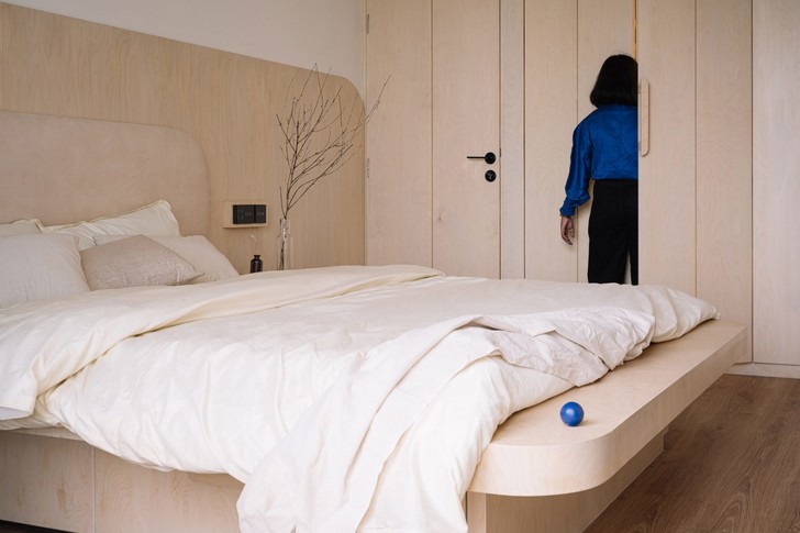 Phòng ngủ chính sử dụng tone màu hồng phấn và gỗ làm chủ đạo với hệ thống tủ quần áo rộng rãi và tiện nghi.