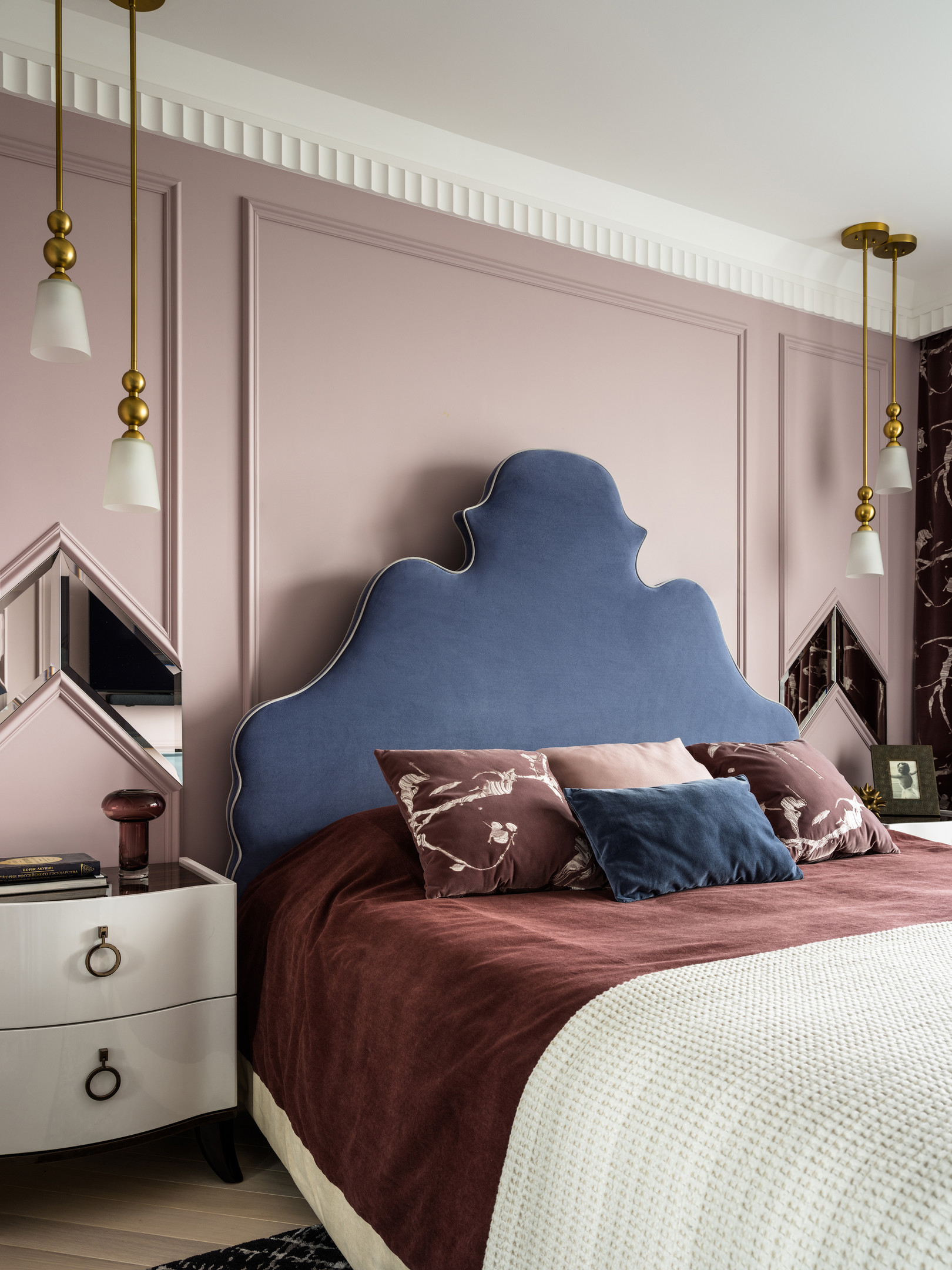 Phòng ngủ thiết kế theo phong cách cổ điển sang trọng với phần đầu giường màu xanh lam nổi bật trên nền tường sơn màu hồng phấn. Tất cả tạo nên một bầu không khí dễ chịu cho không gian thư giãn cuối ngày.