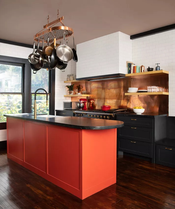 NTK nội thất Marco Bizzley gợi ý: “Nếu bạn muốn màu cam được “là chính mình” thì hãy ghép nó với một gam màu tối”. Thật vậy, hệ thống tủ lưu trữ và mặt bàn đảo bếp đen đã giúp cho sắc cam trong trường hợp này trở nên quyến rũ đầy mời gọi.