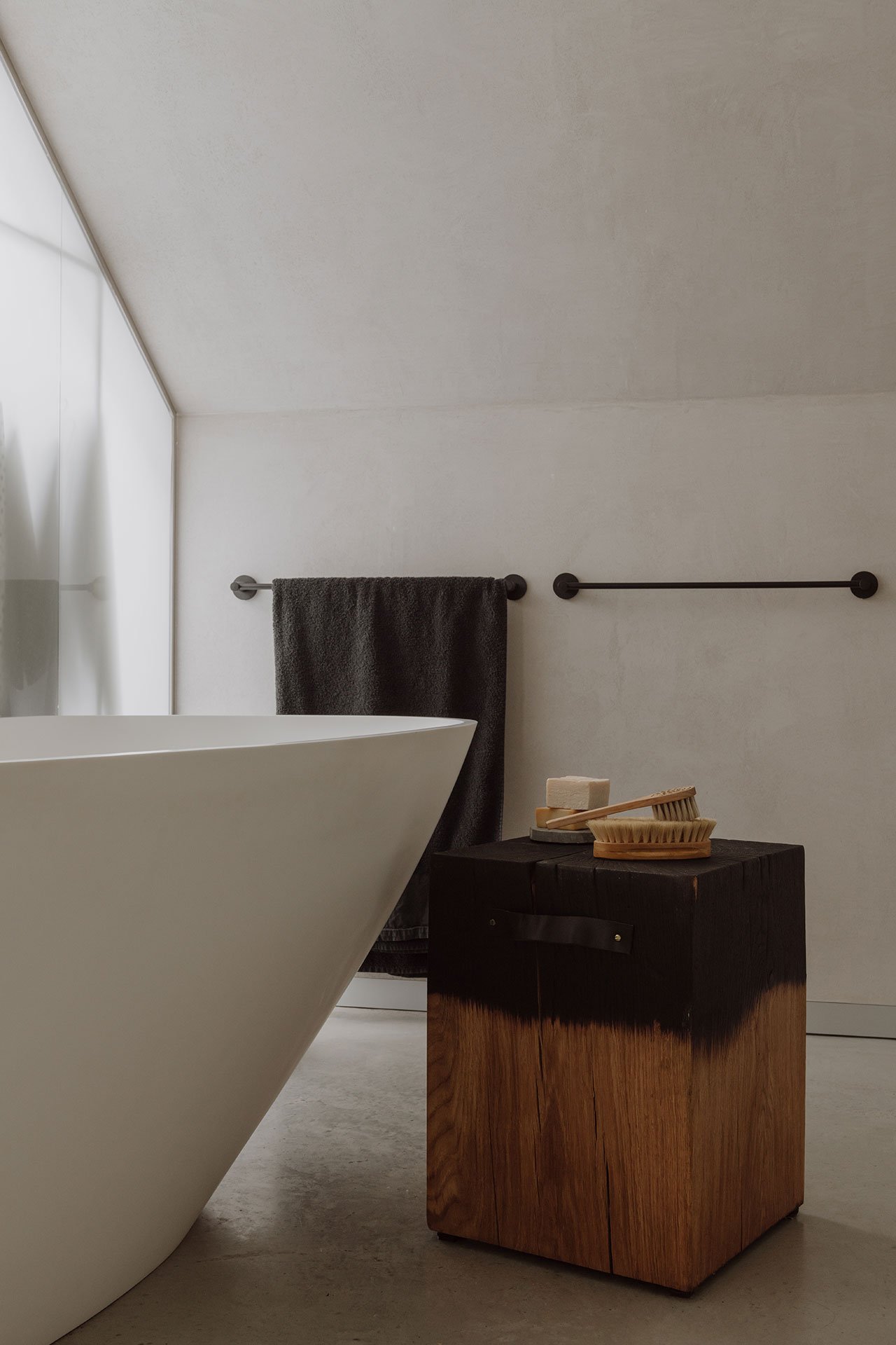 Phòng tắm này không chỉ tối giản về nội thất, phụ kiện mà còn tối giản cả màu sắc trang trí. Thông thường, phong cách Minimalism về cơ bản sẽ không sử dụng quá 3 tone màu trong bảng màu được lựa chọn.