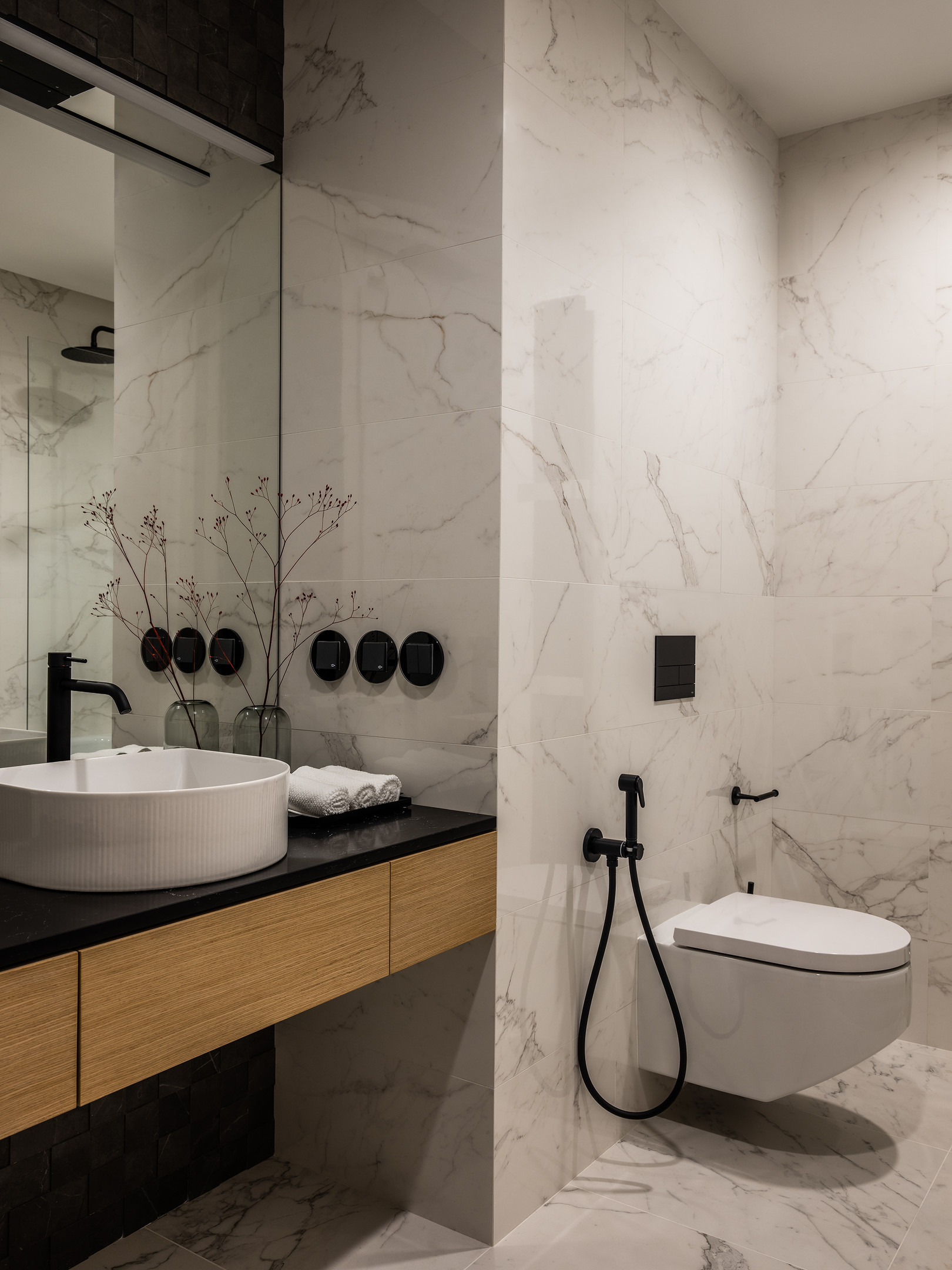 Thiết kế tối giản không có nghĩa là không gian sẽ mất đi sự sang trọng. Trong phòng tắm này, NTK đã sử dụng đá cẩm thạch tự nhiên để ốp lát tường và sàn, cùng với đó là bồn toilet gắn tường hiện đại.