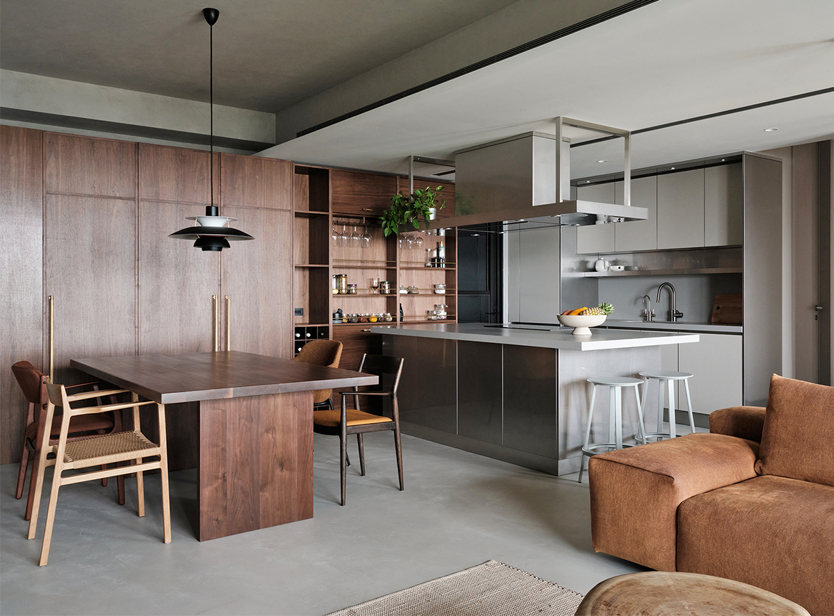 Nếu phòng bếp thể hiện sự sang trọng, hiện đại từ màu sắc đến nội thất thì khu vực ăn uống lại giản dị, mộc mạc với nội thất gỗ kết hợp mây tre đan quen thuộc.