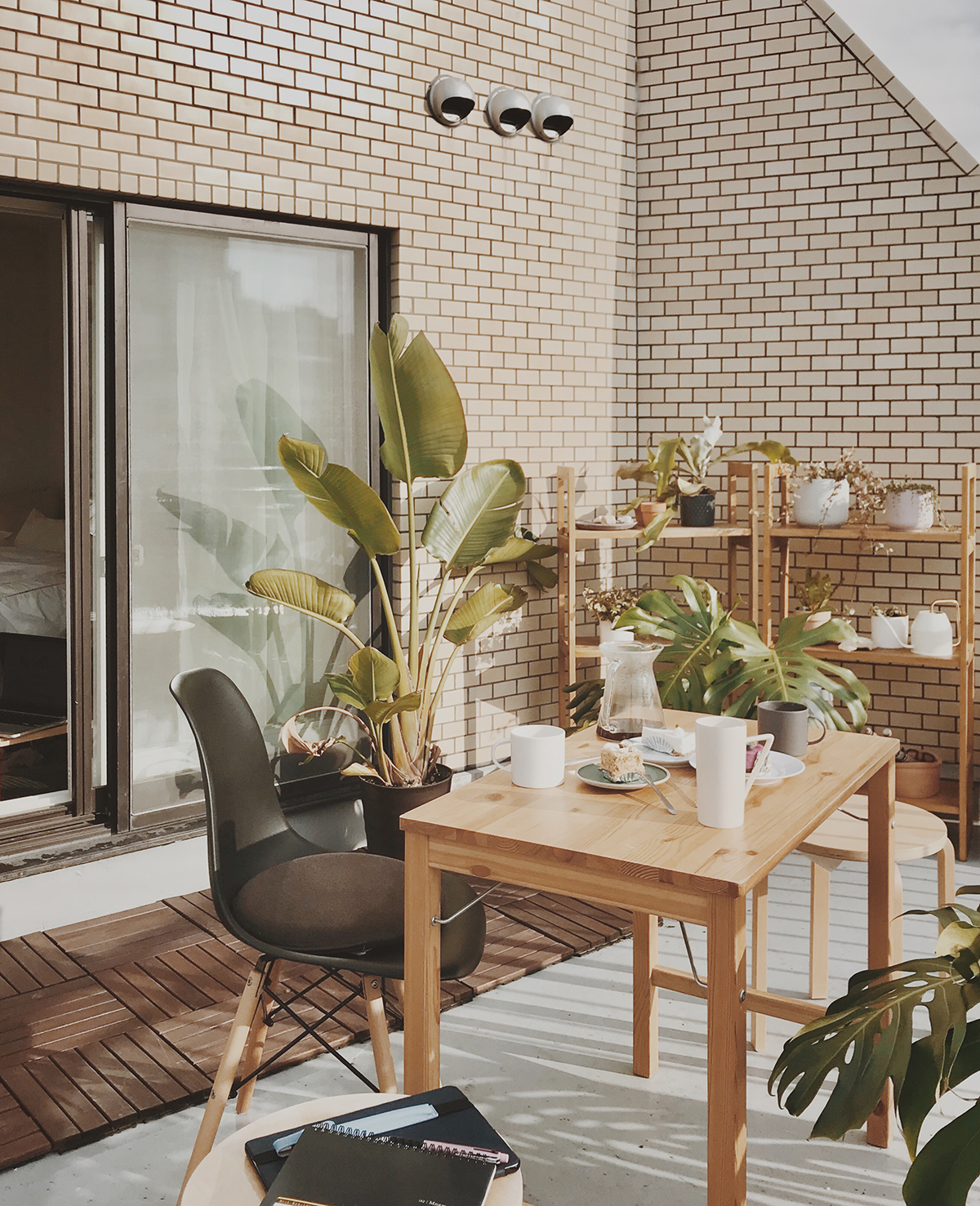 Vì diện tích căn hộ cho thuê rất 'khiêm tốn' nên Li Yunzhen đã thiết kế phòng khách ngoài trời với bàn gỗ xinh xắn, xung quanh là nhiều chậu cây cảnh tươi xanh.