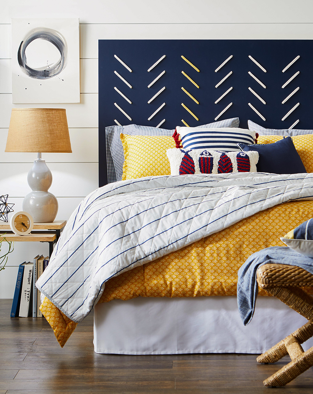 Đầu giường màu xanh coban với những đường thêu kiểu họa tiết xương cá mang lại cho không gian phòng ngủ nhỏ một cái nhìn bắt mắt, bên cạnh những gam màu tươi sáng như vàng, đỏ,...
