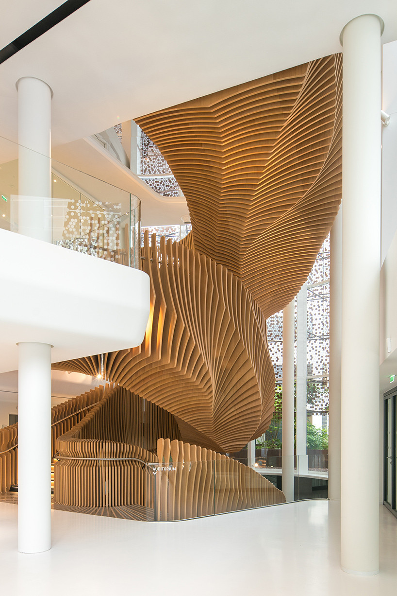 Chiếc cầu thang gỗ trông giống như một tác phẩm nghệ thuật, trái ngược hoàn toàn với những gì người ta nghĩ về một văn phòng khô khan, cứng nhắc.