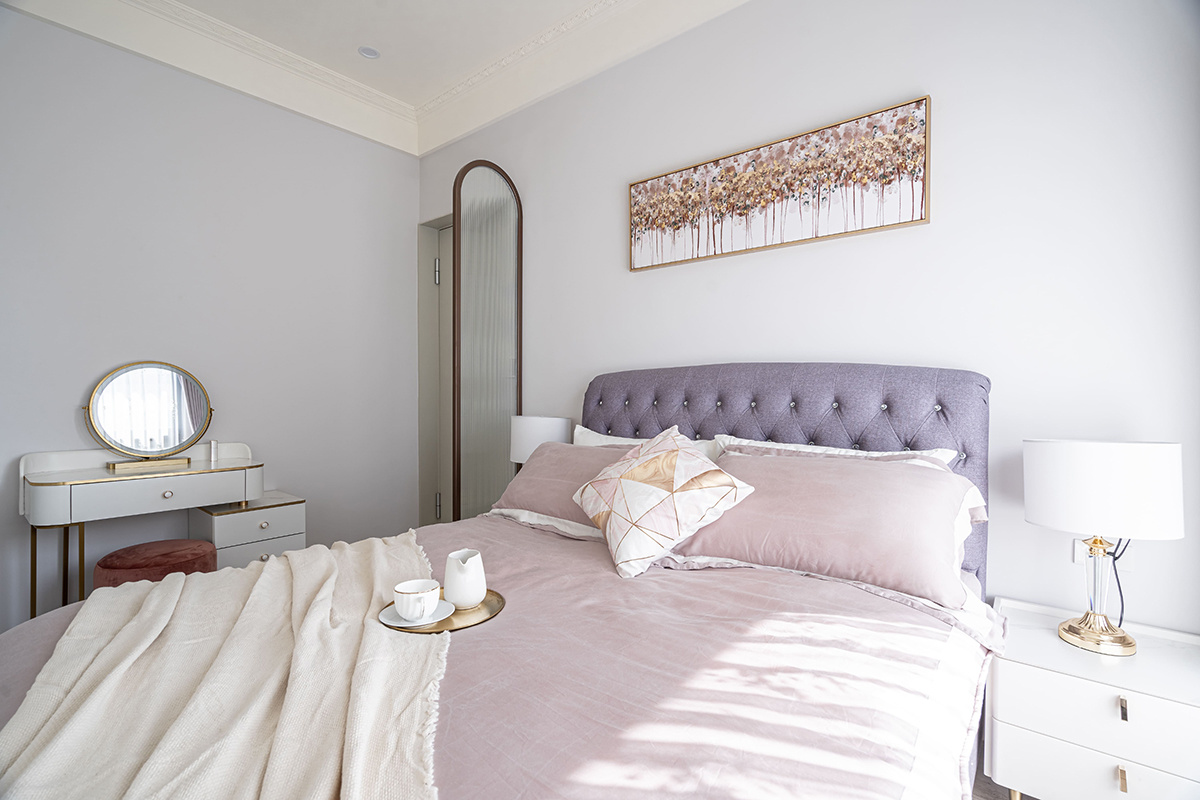 Phòng ngủ với gam màu tím oải hương và hồng phấn trông rất điệu đà, nữ tính. Bàn phấn trang điểm và táp đầu giường được thiết kế theo phong cách Châu Âu.