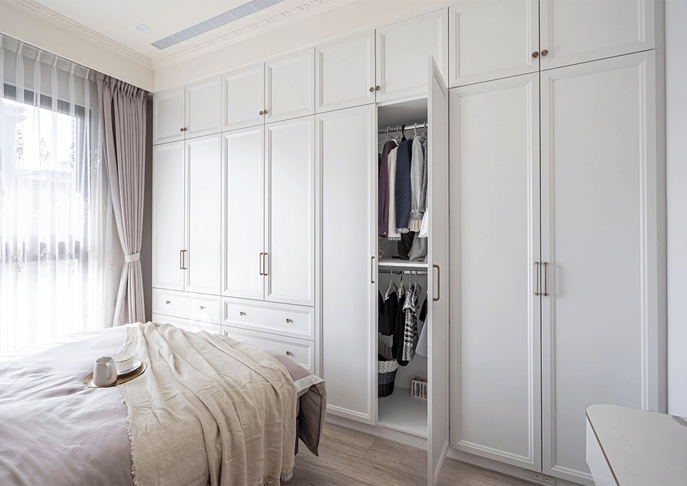 Một tủ quần áo hoành tráng được thiết kế và gia công theo yêu cầu để 'vừa vặn' với phòng ngủ, cho phép chủ nhân tận dụng tối đa không gian để lưu trữ.