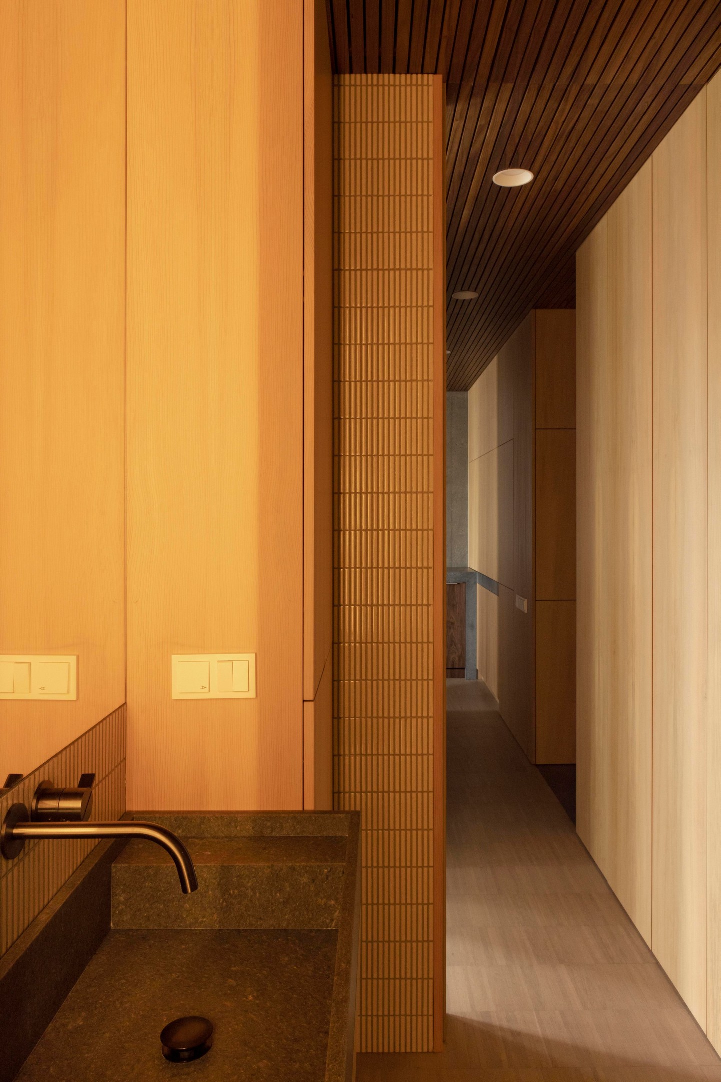 Phía cuối hành lang góc trái là khu vực phòng tắm và nhà vệ sinh được phân vùng bằng cửa trượt kiểu Nhật giúp tiết kiệm diện tích so với cửa đóng mở quen thuộc.