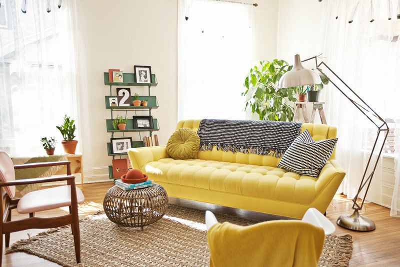 Nếu yêu màu vàng của những tia nắng ấm, bạn đừng bỏ qua sắc màu ấn tượng này trong phòng khách ngày Xuân. Nó có thể xua đi bầu không khí lạnh lẽo của mùa Đông trước đó và đón chào những điều tươi trẻ trong năm mới.