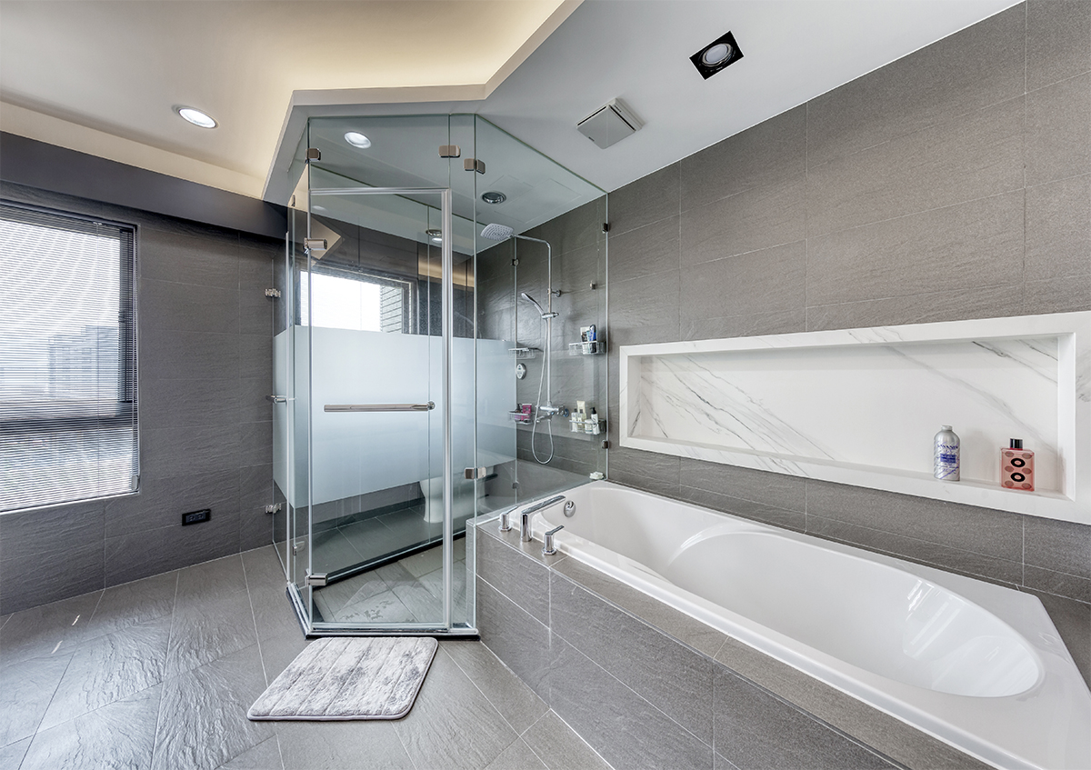 Phòng tắm rộng rãi với đầy đủ buồng tắm đứng và bồn tắm nằm tiện nghi, trong đó buồng tắm đứng được bao quanh bởi hệ thống cửa kính cường lực trong suốt.